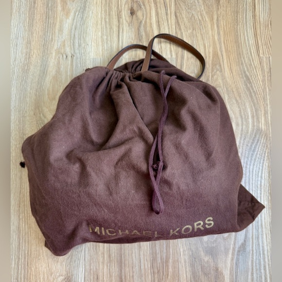 Michael Kors "Skorpios" Pebbled Leather Bag EUC - Picture 3 of 12